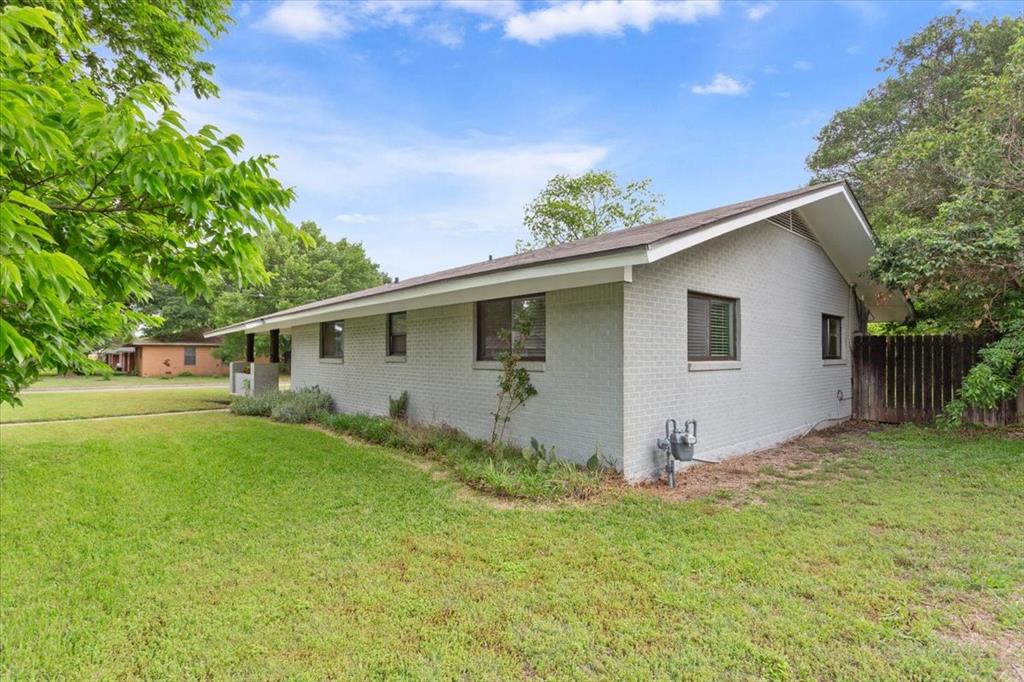 2025 Lenamon Street Waco, TX 76710 - Photo 3 of 24