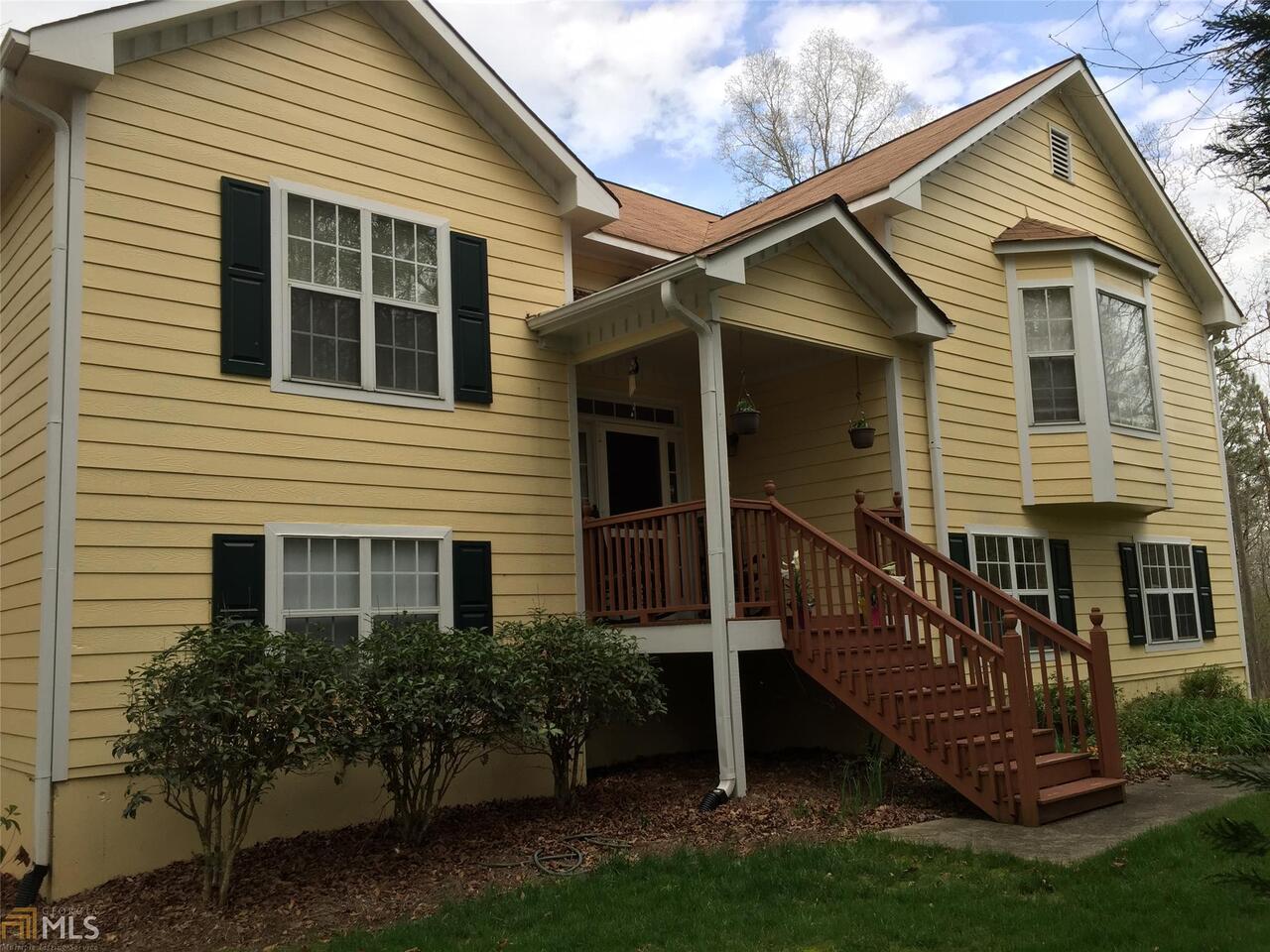 a view of a house with a yard and plants
