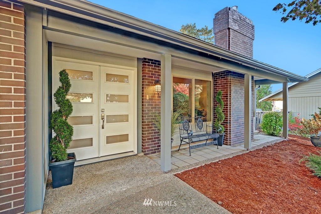 2025 Jones Circle Southeast Renton, WA 98055 - Photo 3 of 25 Gallery Image 3