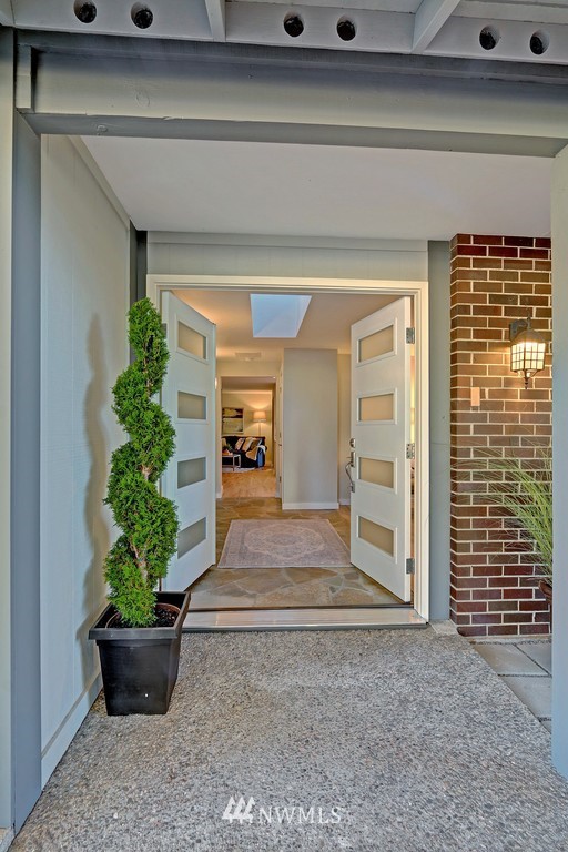 2025 Jones Circle Southeast Renton, WA 98055 - Photo 4 of 25 Gallery Image 4