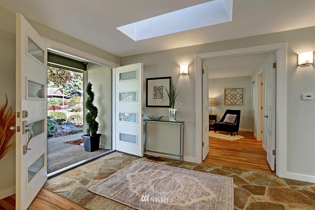 2025 Jones Circle Southeast Renton, WA 98055 - Photo 5 of 25 Gallery Image 5