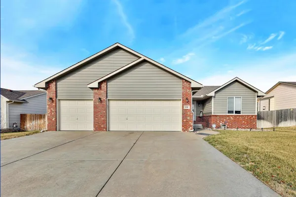 $269,900 | 858 Winding Ln Street, Derby, KS 67037