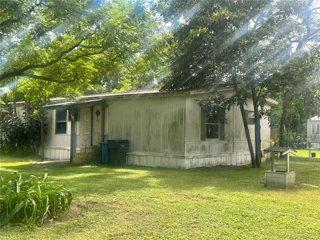 a view of back yard of the house with swimming pool