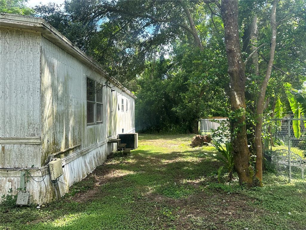 11357 Pruett Road Seffner, FL 33584 - Photo 5 of 6 a backyard of a house with table and chairs
