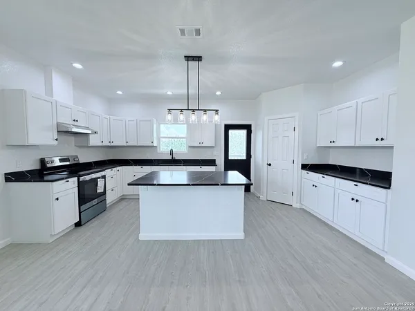 $399,999 | 104 Flor Del Sol Road, San Antonio, TX 78264