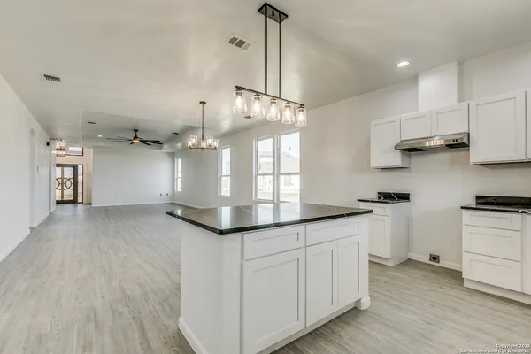 $399,999 | 104 Flor Del Sol Road, San Antonio, TX 78264