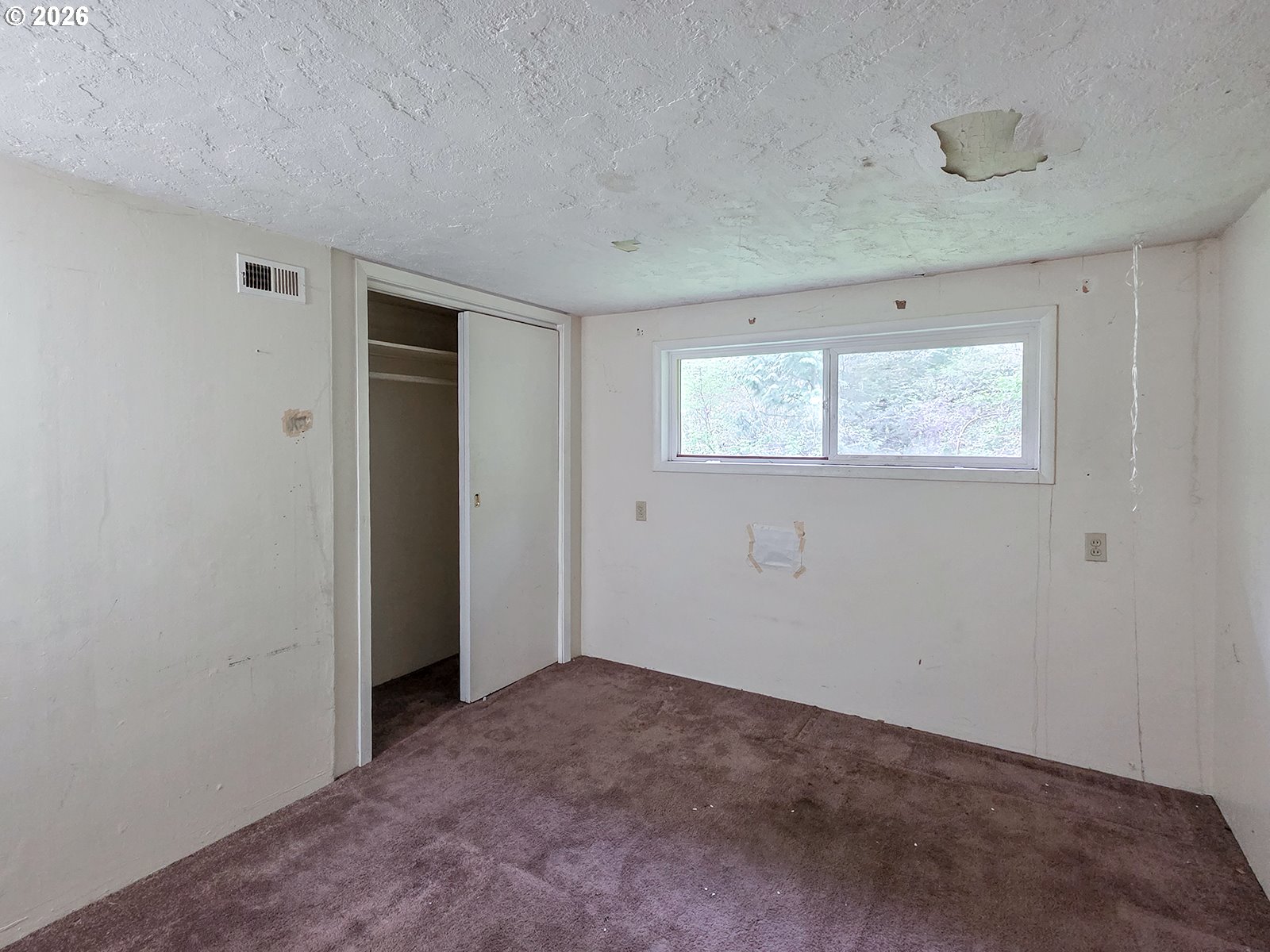 4410 Southeast Aldercrest Road Milwaukie, OR 97222 - Photo 14 of 28 a view of an empty room with window and closet area