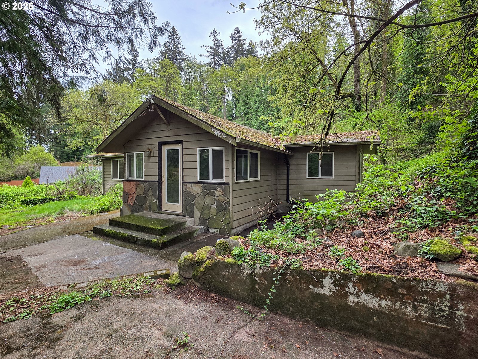 4410 Southeast Aldercrest Road Milwaukie, OR 97222 - Photo 27 of 28 a front view of a house with a garden