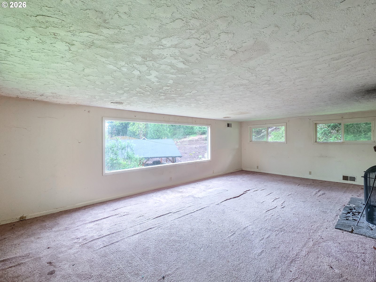 4410 Southeast Aldercrest Road Milwaukie, OR 97222 - Photo 5 of 28 an empty room with windows
