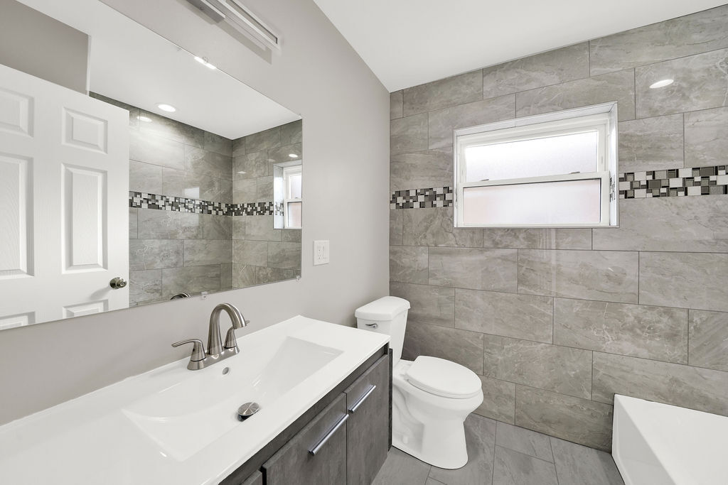 7725 South Albany Avenue Chicago, IL 60652 - Photo 18 of 25 a bathroom with a toilet sink and mirror