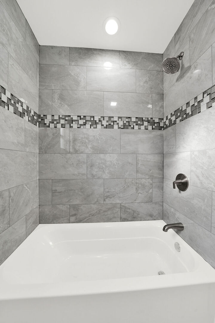 7725 South Albany Avenue Chicago, IL 60652 - Photo 20 of 25 a bathroom with a bathtub
