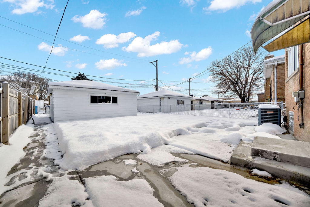 7725 South Albany Avenue Chicago, IL 60652 - Photo 5 of 25 a view of a house with snow