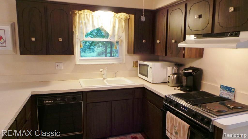 2218 Lone Tree Road Highland, MI 48357 - Photo 7 of 25 Kitchen