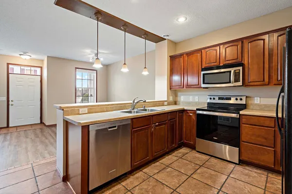 $289,900 | 11003 Oakgrove Circle, Unit B, Woodbury, MN 55129