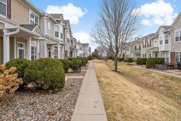 $289,900 | 11003 Oakgrove Circle, Unit B, Woodbury, MN 55129