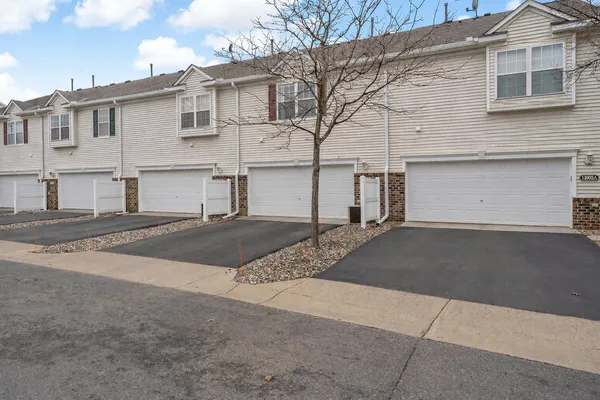 $289,900 | 11003 Oakgrove Circle, Unit B, Woodbury, MN 55129