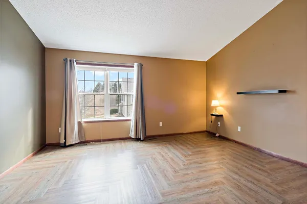 $289,900 | 11003 Oakgrove Circle, Unit B, Woodbury, MN 55129