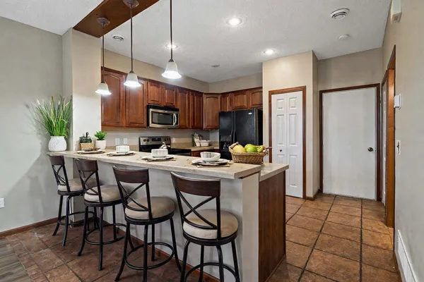 $289,900 | 11003 Oakgrove Circle, Unit B, Woodbury, MN 55129