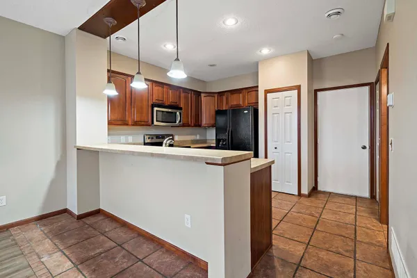 $289,900 | 11003 Oakgrove Circle, Unit B, Woodbury, MN 55129