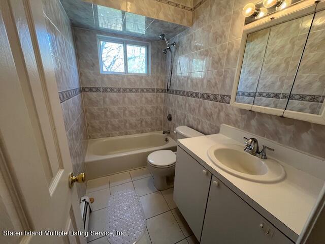 21 Alverson Loop Staten Island, NY 10309 - Photo 7 of 22 a bathroom with a sink a toilet and a bathtub