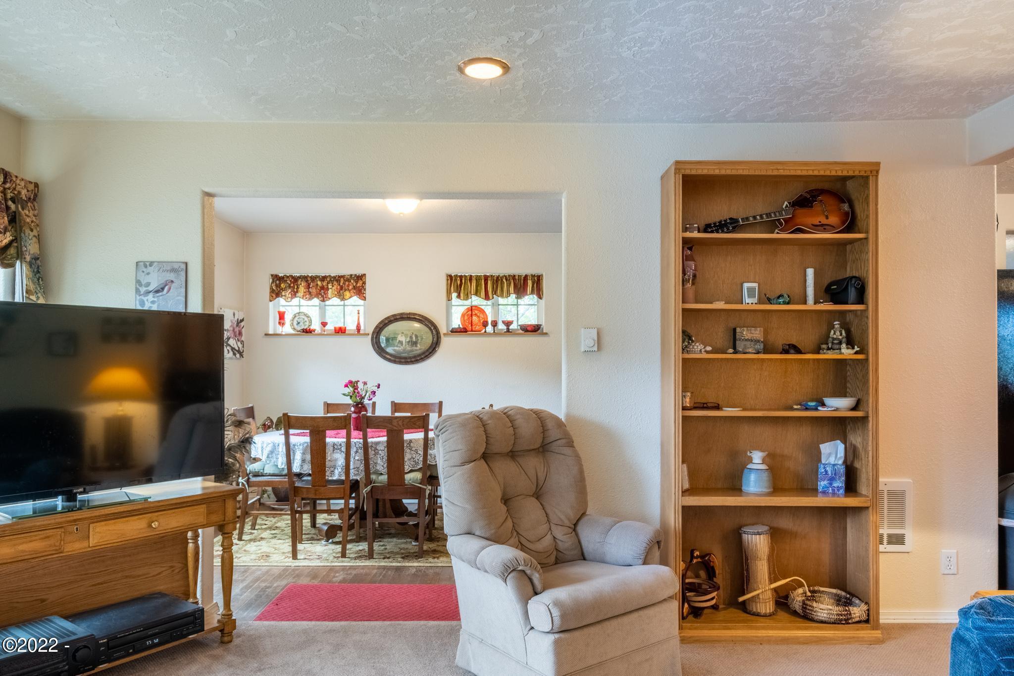 1134 Southeast River Road Toledo, OR 97391 - Photo 22 of 87 Family room