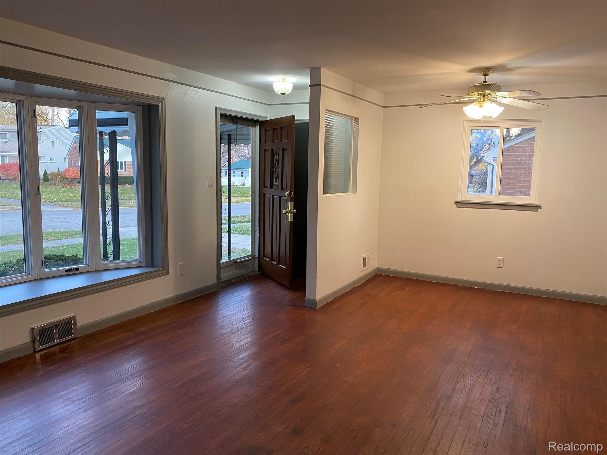 31901 Marblehead Road Farmington, MI 48336 - Photo 9 of 22 220517FA-72D0-4401-89E4-A9A0CD8907BD.jpeg