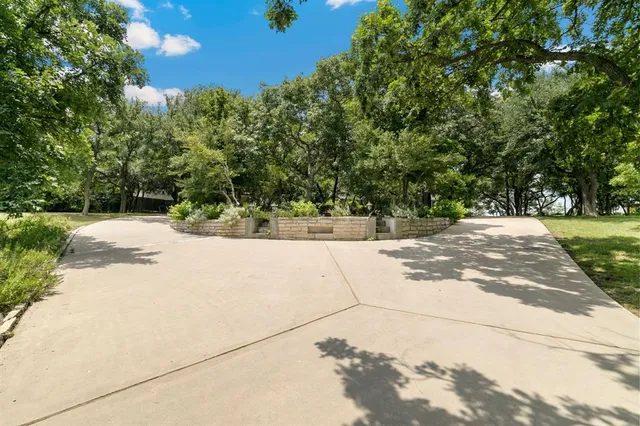 a view of a back yard