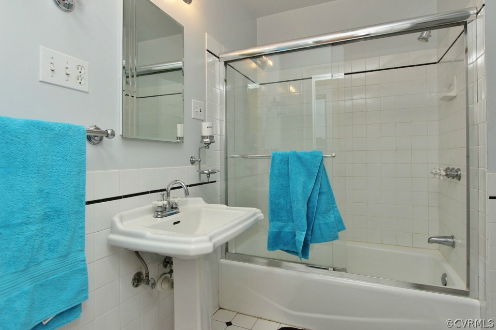 3005 Plank Road Kenbridge, VA 23944 - Photo 16 of 24 a bathroom with a sink and mirror with bathtub