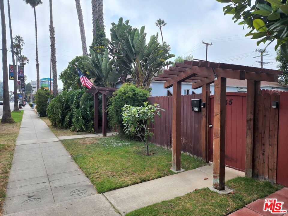 535 Washington Boulevard Venice, CA 90292 - Photo 1 of 12 a view of a house with a yard and plants