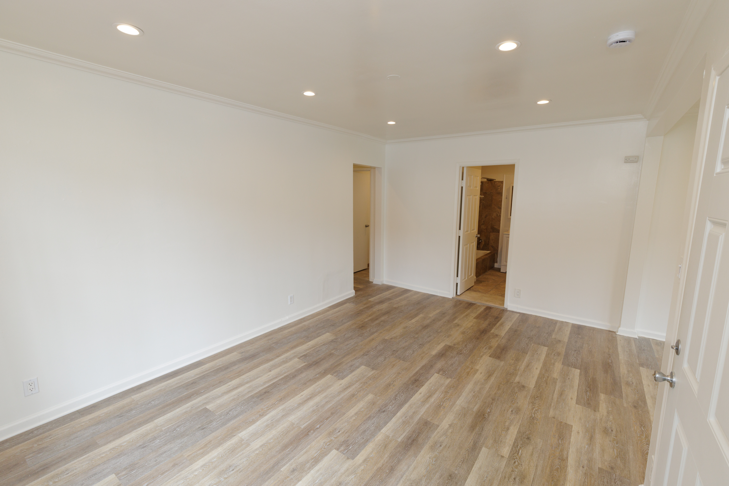 535 Washington Boulevard Venice, CA 90292 - Photo 2 of 12 a view of empty room with wooden floor