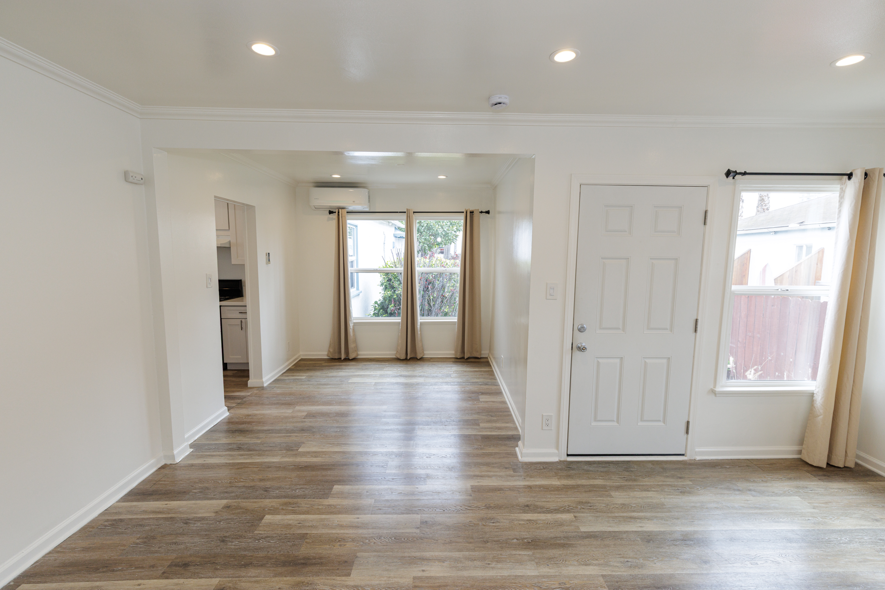 535 Washington Boulevard Venice, CA 90292 - Photo 7 of 12 an empty room with wooden floor and windows