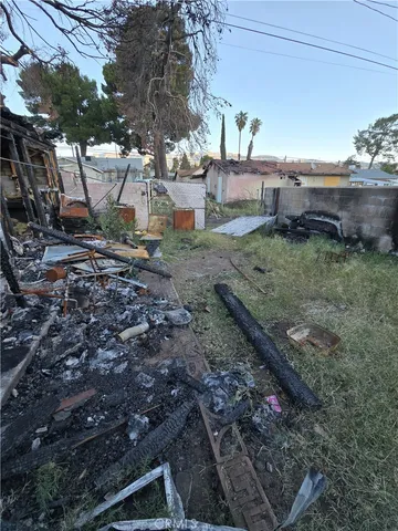 a view of a backyard