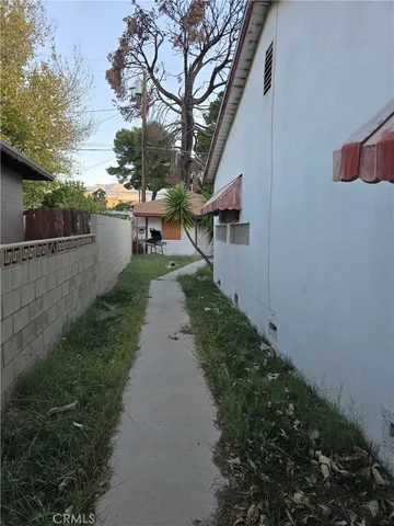 a view of a pathway with a house