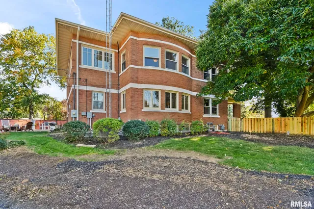 $459,900 | 104 Tremont Street, Lincoln, IL 62656