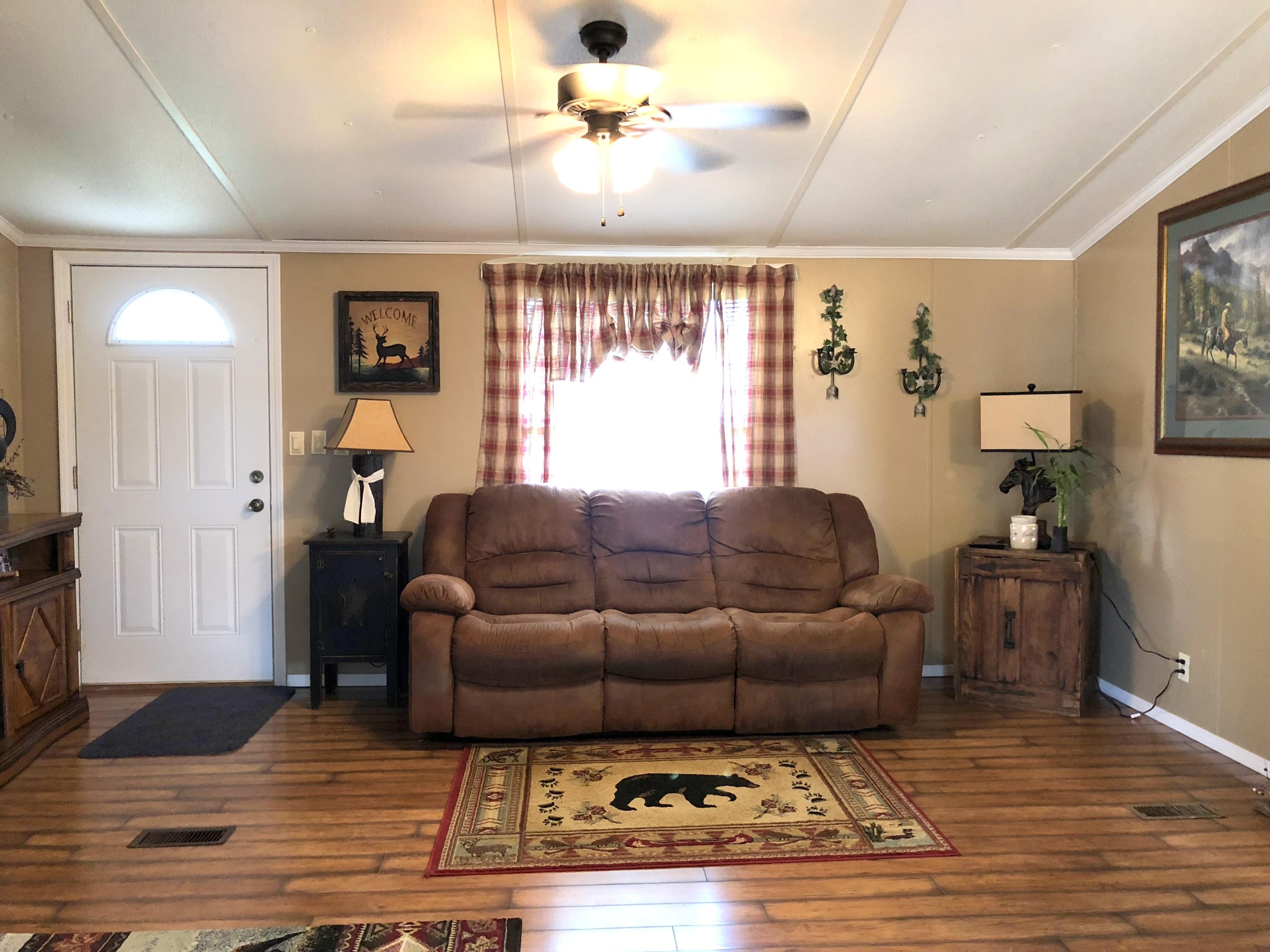 253 Landmark Road Jacksboro, TN 37757 - Photo 12 of 22 Living room