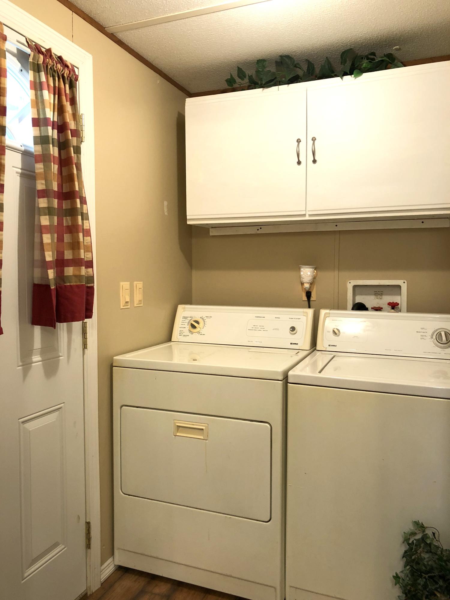253 Landmark Road Jacksboro, TN 37757 - Photo 13 of 22 Laundry room