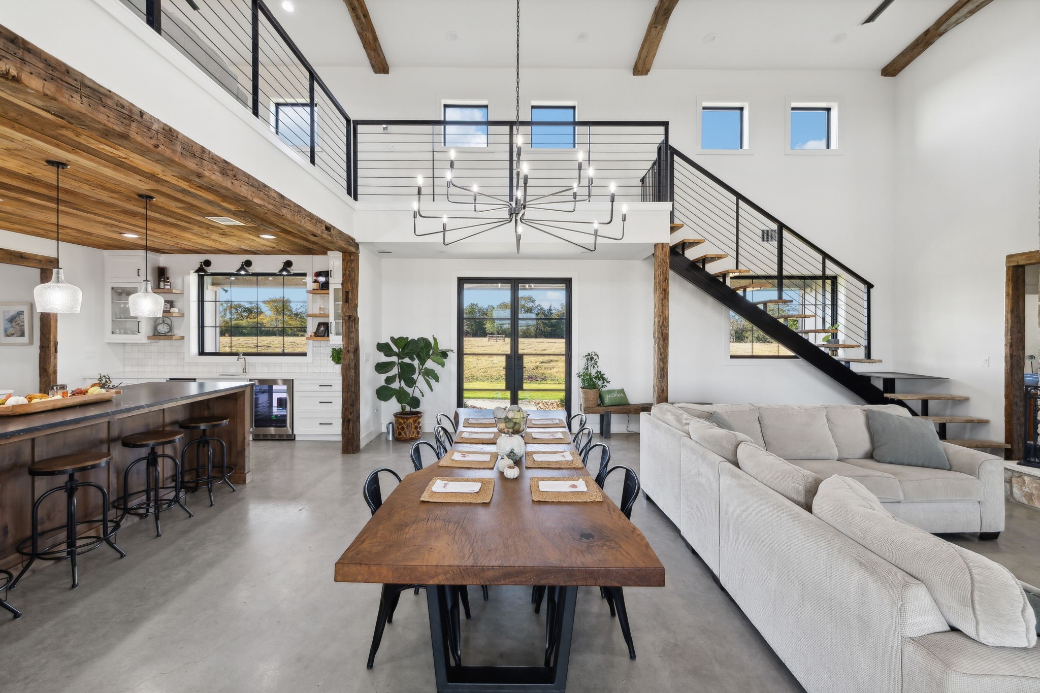 10433 County Road 162 Somerville, TX 77879 - Photo 13 of 40 a living room with furniture