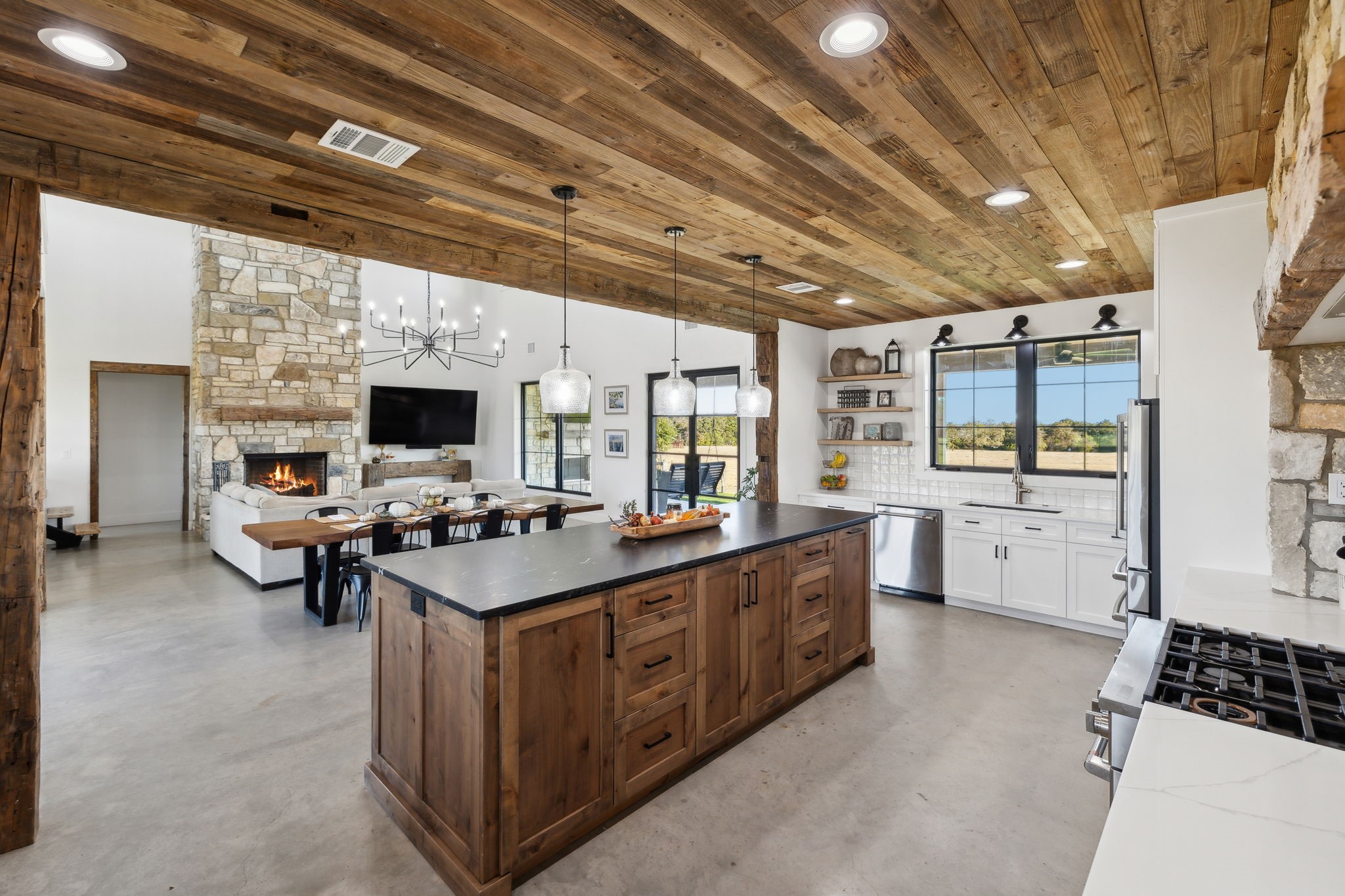 10433 County Road 162 Somerville, TX 77879 - Photo 15 of 40 a kitchen with lots of counter top space