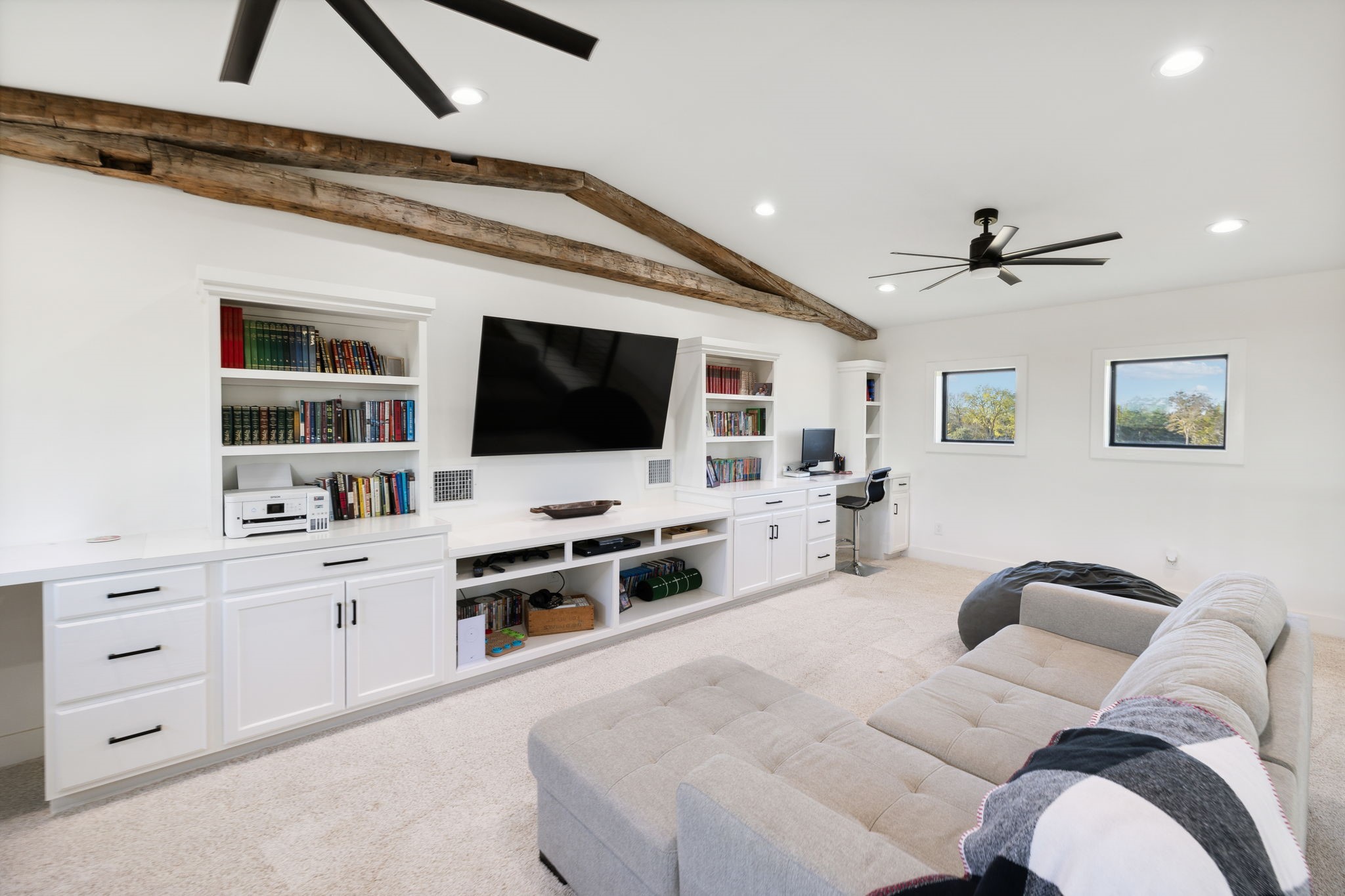10433 County Road 162 Somerville, TX 77879 - Photo 18 of 40 a living room with furniture and a flat screen tv