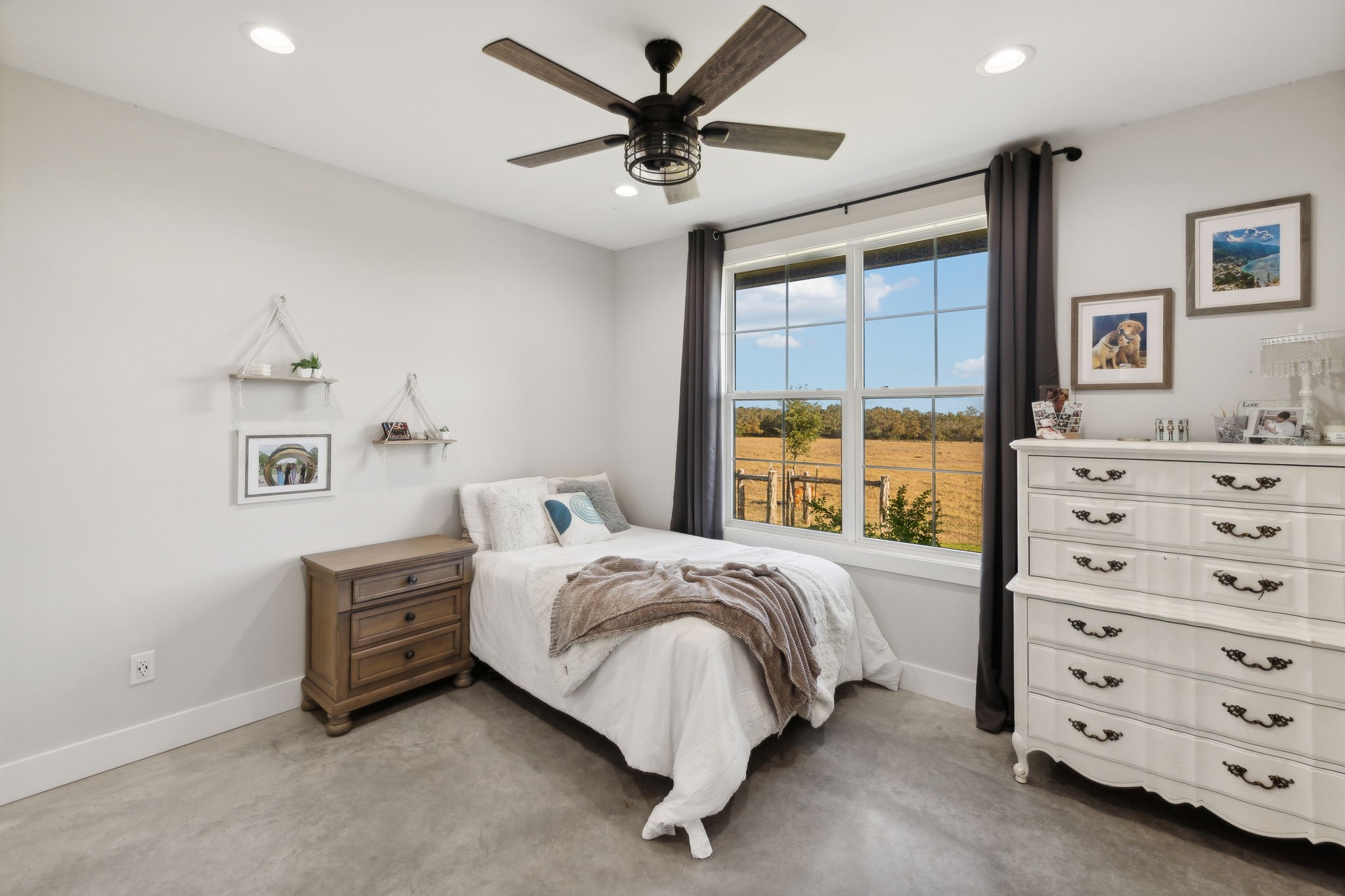 10433 County Road 162 Somerville, TX 77879 - Photo 25 of 40 a bed room with a bed and a window