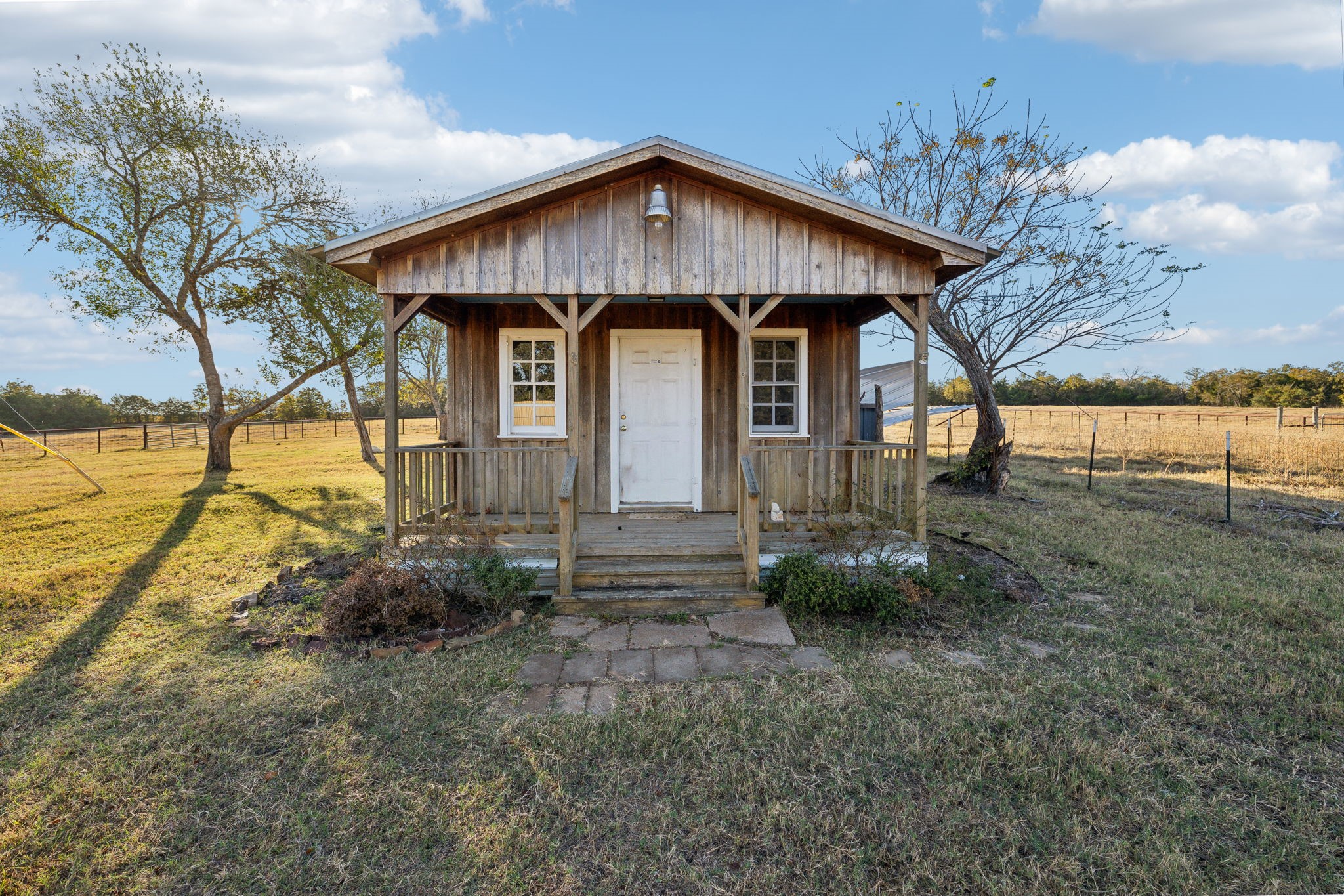 10433 County Road 162 Somerville, TX 77879 - Photo 38 of 40 a front view of a house with garden