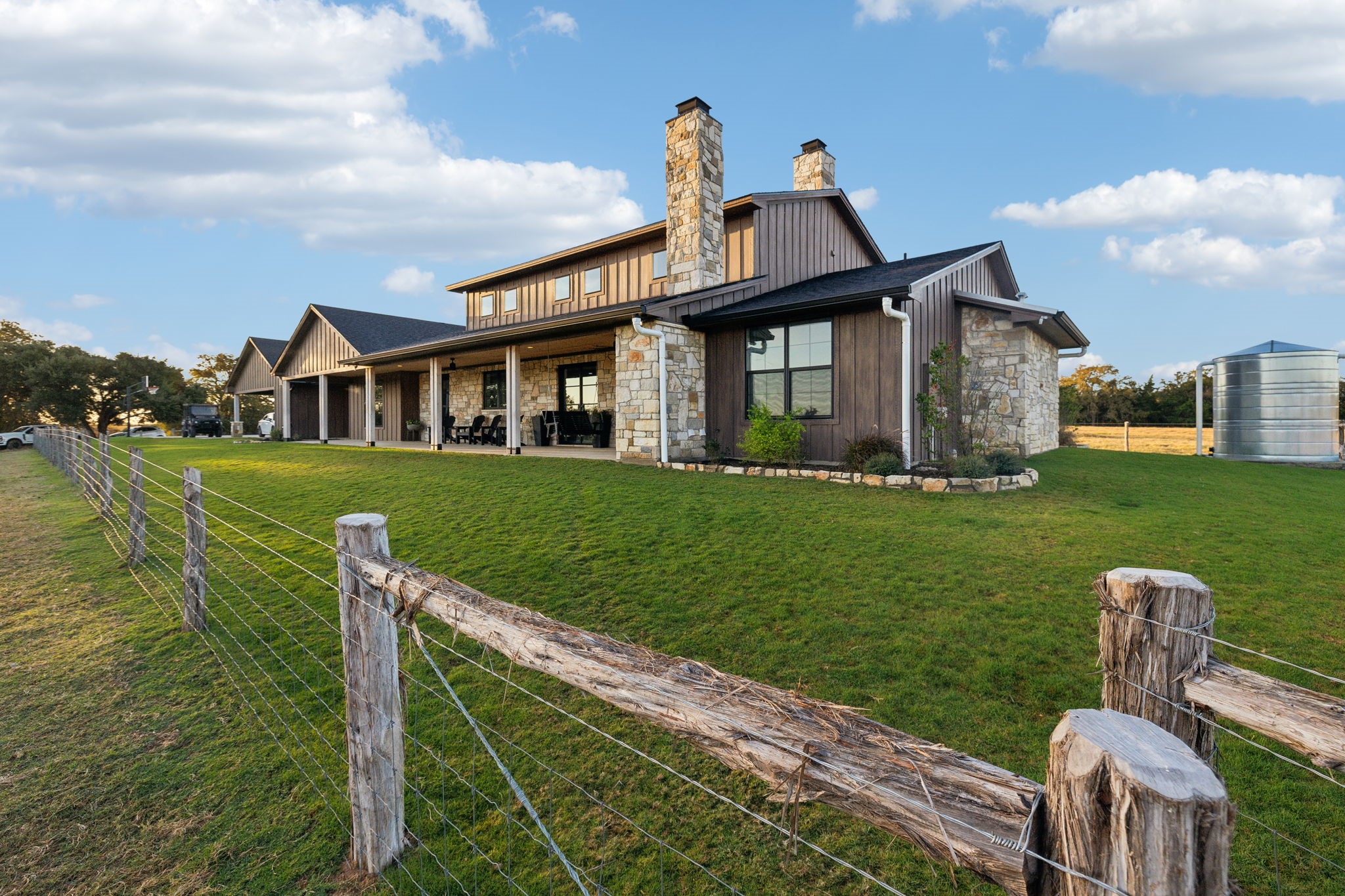 10433 County Road 162 Somerville, TX 77879 - Photo 7 of 40 a front view of a house with garden