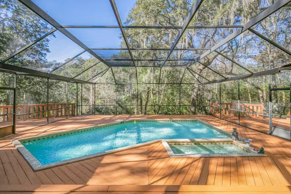 a view of a backyard