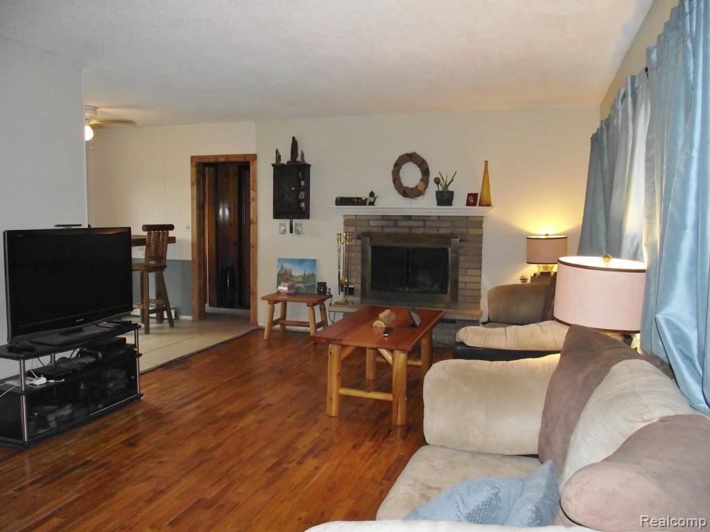 871 Academy Road Holly, MI 48442 - Photo 3 of 17 DSCF6775.jpg