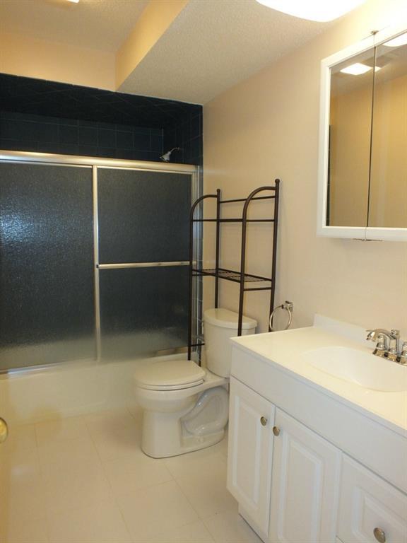 93 Kent Court, Unit 93 Meriden, CT 06450 - Photo 13 of 27 a bathroom with a sink and a mirror