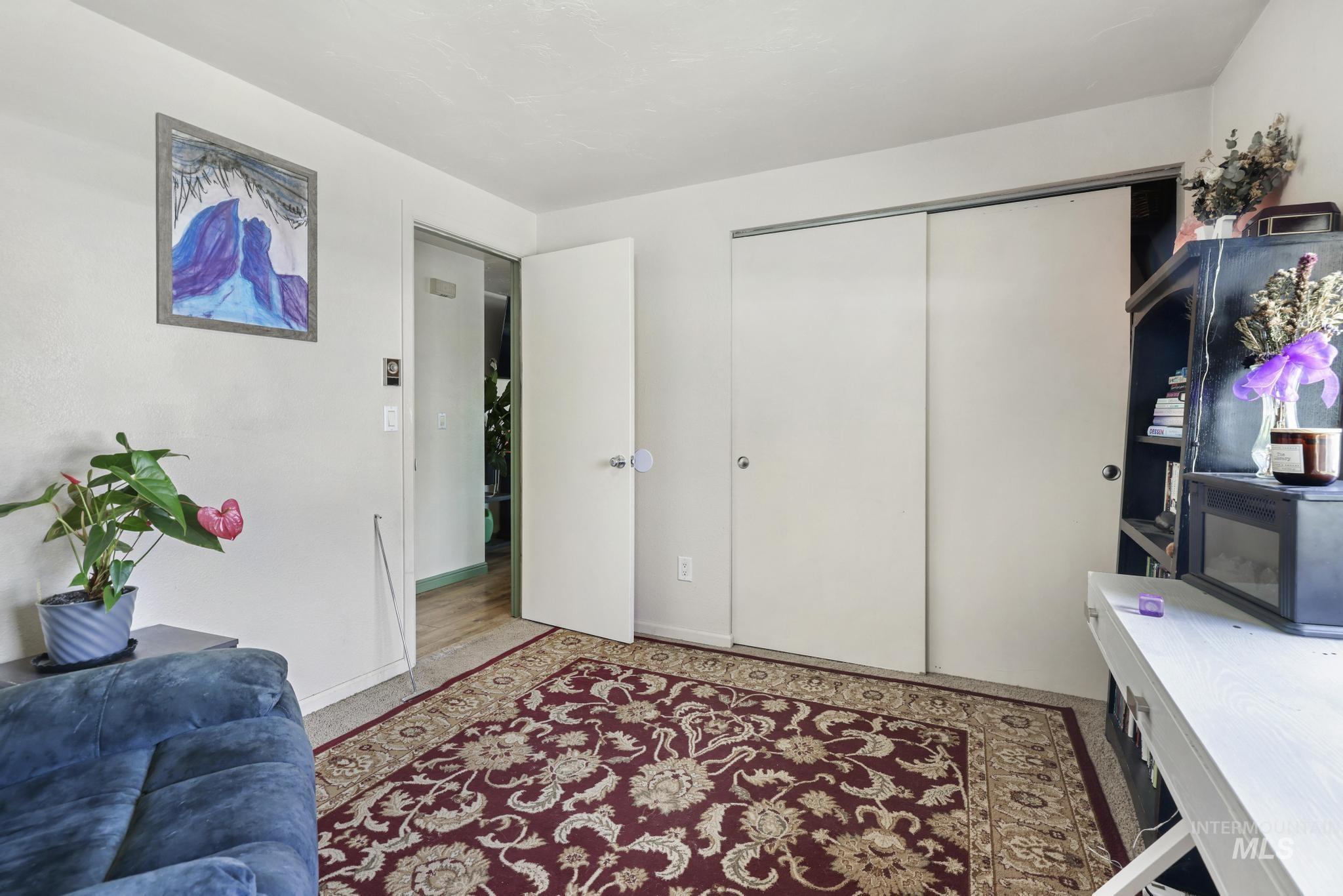 433 Ridgeway Drive Twin Falls, ID 83301 - Photo 13 of 18 Living area with baseboards