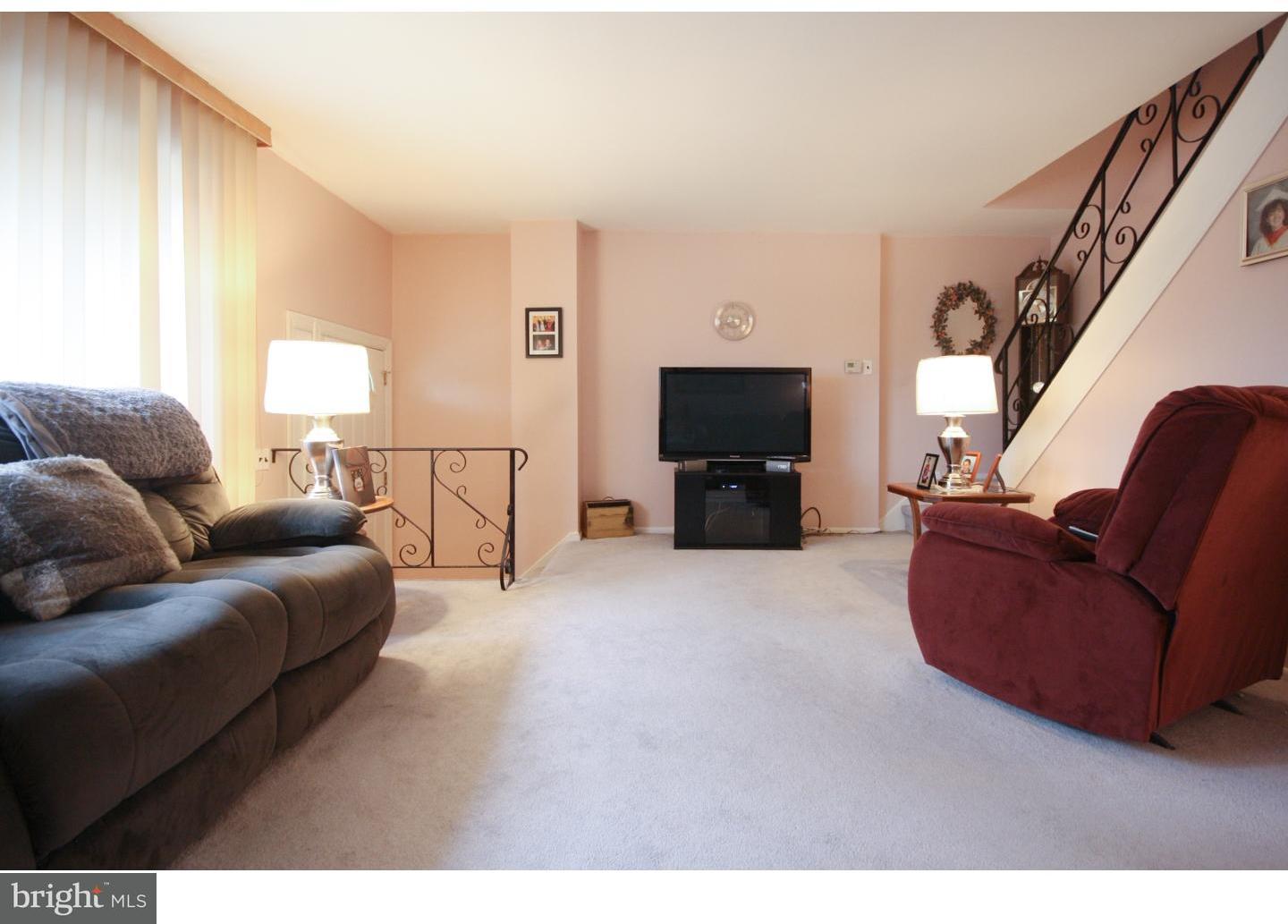 12631 Dunks Ferry Road Philadelphia, PA 19154 - Photo 2 of 20 Living Room