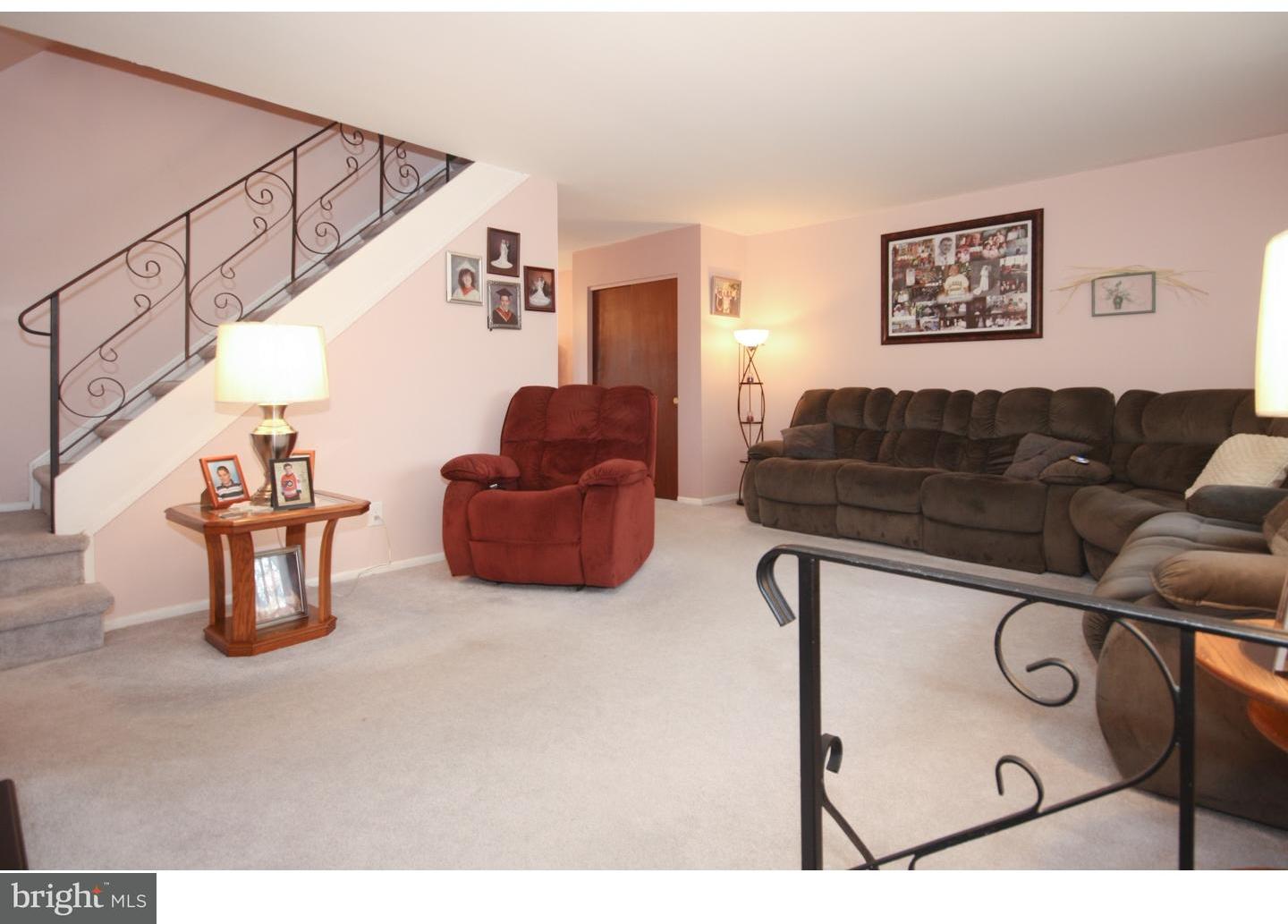 12631 Dunks Ferry Road Philadelphia, PA 19154 - Photo 3 of 20 Living Room