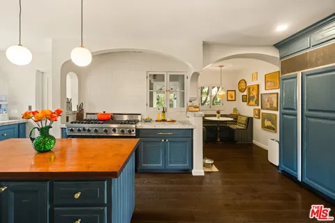 a view of a yard in front of a house