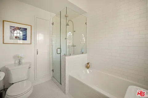 a view of a back yard